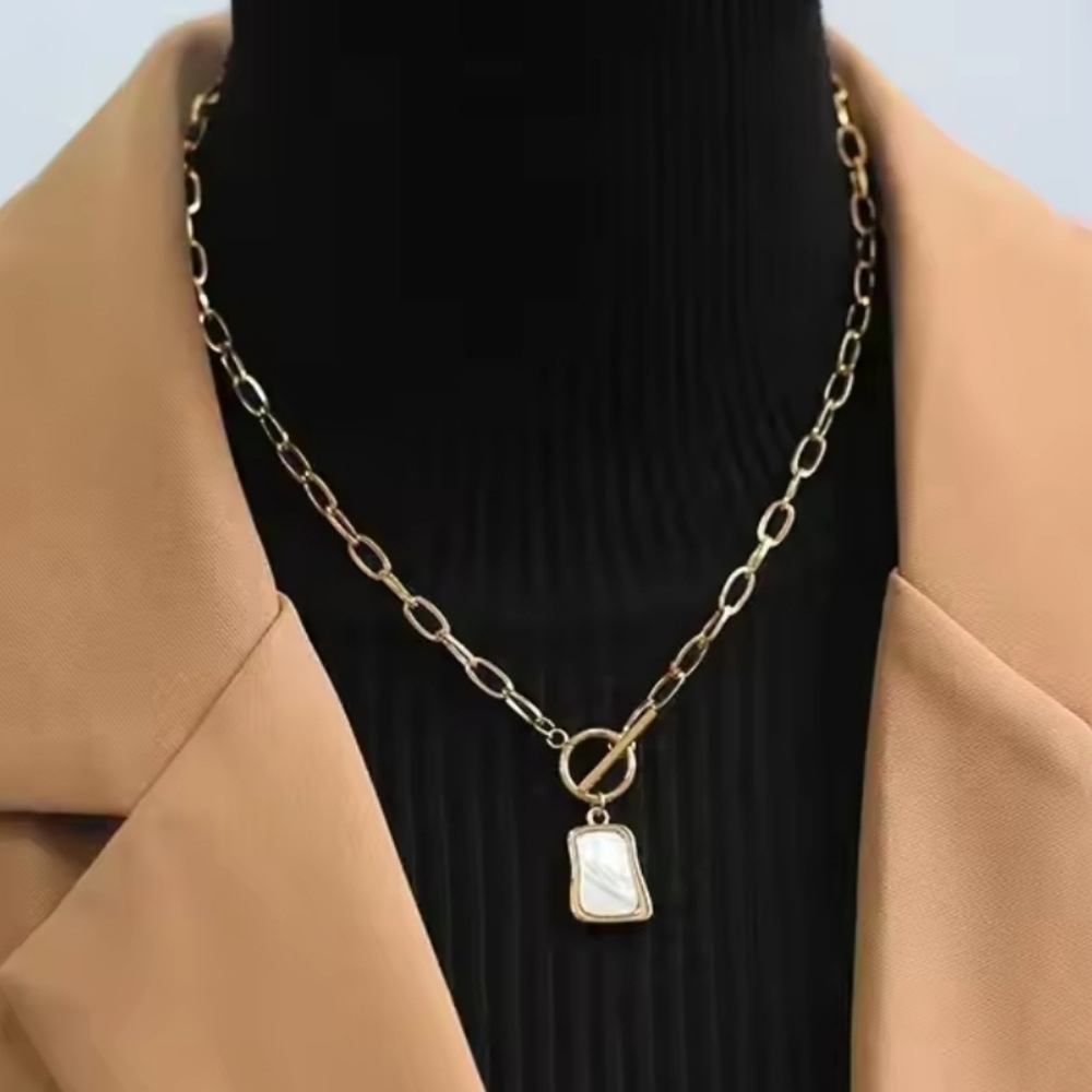 Elegant Gold Necklace with Minimalist Charm